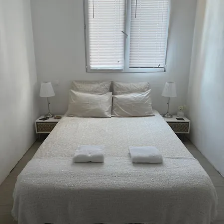 Location Dans Privee,securisee ,parking Gratuit , 1 Minute Du Tramway, A 9 Minute Du Centre Ville, Accessible A Plusieurs Transports Νίκαια