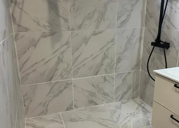 Habitación en casa particular Location Dans Résidence Privée,sécurisée ,parking Gratuit , 1 Minute Du Tramway, à 9 Minute Du Centre Ville, Accessible à Plusieurs Transports