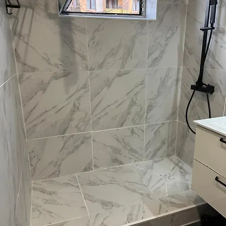 Rum i privatbostad Location Dans Privee,securisee ,parking Gratuit , 1 Minute Du Tramway, A 9 Minute Du Centre Ville, Accessible A Plusieurs Transports
